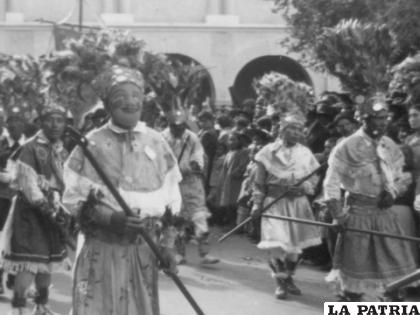 Comparsa Tobas de Oruro en la plaza principal en el Carnaval de 1960 liderado por Donato Cáceres /gentileza Alejandro Elías Siles