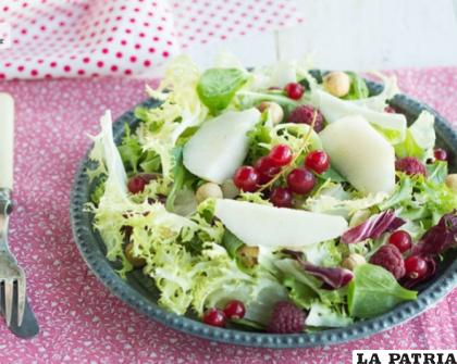 Ensalada de peras y avellanas