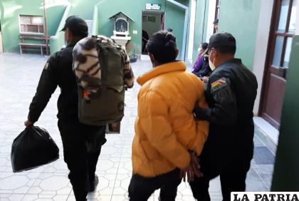 Fue trasladado hasta dependencias de la Felcc /LA PATRIA