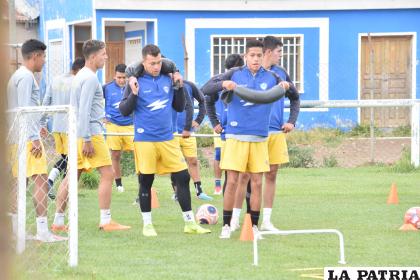 La dirigencia del “santo” se preocupa más en temas federativos que solucionar con los futbolistas  