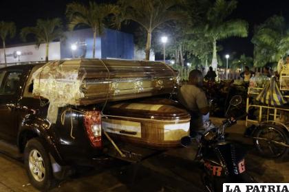 Ataúdes para los cuerpos de los reclusos muertos en un motín en la penitenciaría Litoral se encuentran en un camión al lado de la morgue en Guayaquil /AP Foto /Angel DeJesus