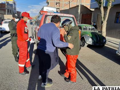 El herido siendo evacuado por Bomberos /LA PATRIA