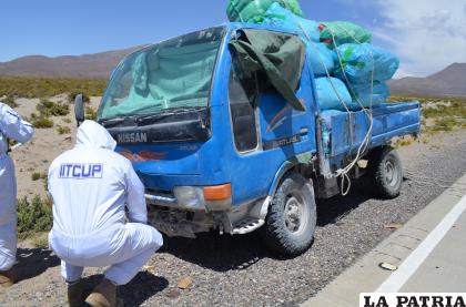 Iitcup realiza el procesamiento del vehículo, se presume que habría recibido dos impactos de bala /LA PATRIA