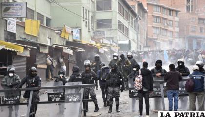 Productores cocaleros en el enfrentamiento por la sede de Adepcoca /LA RAZÓN