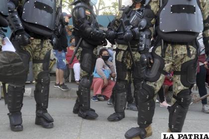 Familiares de reclusos esperan noticias afuera de la penitenciaría del Litoral en Guayaquil /AP Foto /José Sánchez