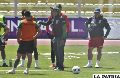 César Farías preocupado por la baja de un jugador positivo, intenta armar el equipo con lo mejor que tiene /APG