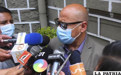 Ernesto Aranibar al final de la reunión con la FBF ayer en La Paz / APG