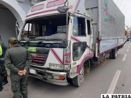 El camión que habría chocado contra la vagoneta /LA PATRIA