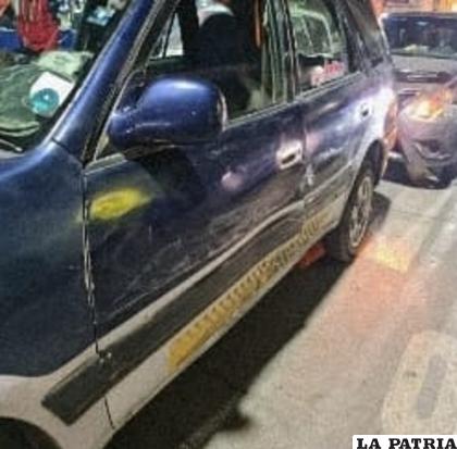 El vehículo tiene daños en la puerta del lado del conductor /Tránsito