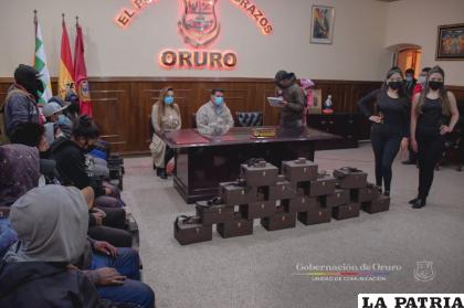 Entrega de cajitas a los lustrabotas /GADOR