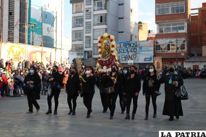 Ingreso de la cofradía en la “Avenida Cívica “Sanjinés Vincenti”