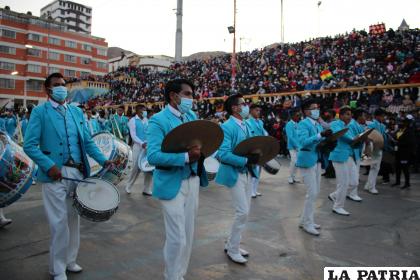 Bandas de música acompañaron a los danzarines