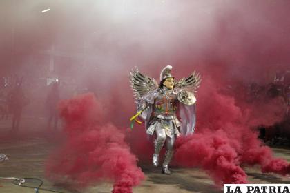 Ángel de “La Ferro” emergiendo de los humos