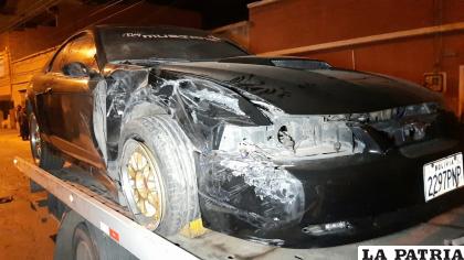 El automóvil estacionado acabó con daños materiales /LA PATRIA