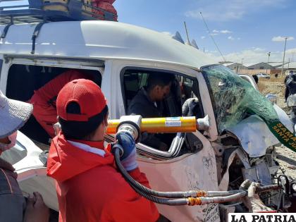 Bomberos rescatan a un pasajero atrapado en el minibús /LA PATRIA