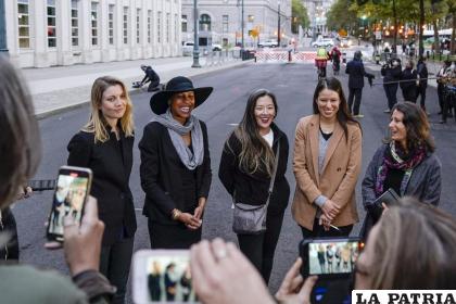 De izquierda a derecha, Nicki Clyne, Michelle Hatchette, Linda Chung, y la doctora Danielle Roberts, ríen afuera de un tribunal federal de Brooklyn tras la audiencia de sentencia /AP Foto /Frank Franklin II, archivo