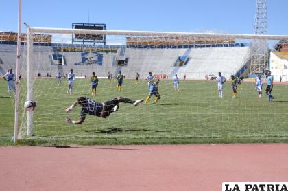 El quinto tanto de EM Huanuni llegó por la vía del penal /LA PATRIA
