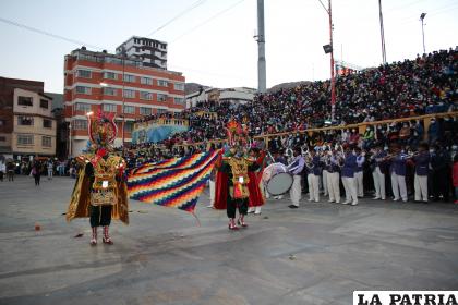 Bailarines extienden la Whipala en el “Diabladazo” /LA PATRIA