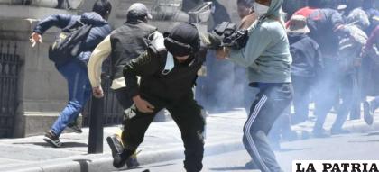 Enfrentamientos entre policías y cocaleros en La Paz /El Deber
