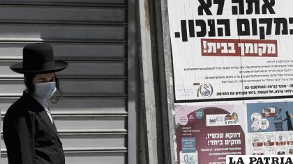 Ciudadano de Israel usando barbijo debido al Covid-19 / AFP