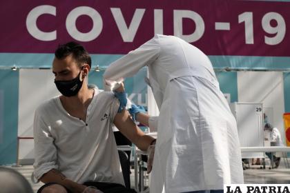 Un trabajador médico administra una dosis de la vacuna rusa Sputnik V para el coronavirus en Moscú. /AP Foto /Pavel Golovkin)