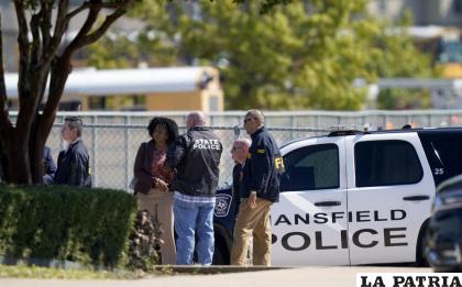 Agentes acuden a la escuela Timberview High School tras el reporte de un tiroteo en Arlington, Texas (AP Foto /LM Otero)
