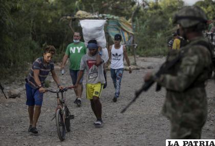 Venezolanos cruzan de forma irregular a Colombia desde Venezuela, cerca del Puente Internacional Simón Bolívar /Foto AP /Iván Valencia