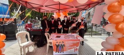 El stand se emplazó en la plaza Castro y Padilla /LA PATRIA