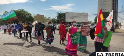 Los indígenas instalaron una asamblea en la plaza 24 de Septiembre este miércoles /El Deber