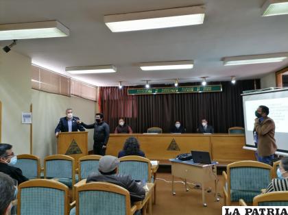 El senador Fernando Dehne socializó la norma con empresarios orureños /LA PATRIA