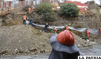La caída del muro de contención ya cobró la vida de dos obreros /GAMLP