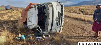 El motorizado quedó de esta manera tras el vuelco de tonel /LA PATRIA