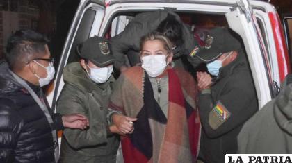 Expresidente Jeanine Áñez siendo trasladada a un Centro de Salud /TN
