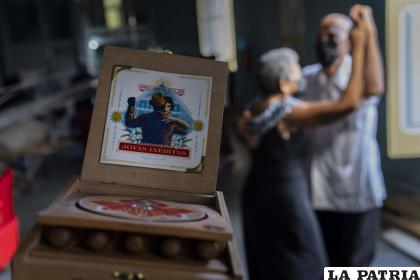Una pareja baila junto al disco de danzón de la Orquesta Failde “Joyas Inéditas”, con una caja de tabaco, en Matanzas, Cuba /Foto AP /Ramón Espinosa