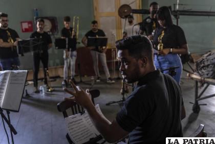 El flautista Ethiel Failde dirige un ensayo de danzón con la Orquesta Failde en Matanzas, Cuba /Foto AP /Ramón Espinosa