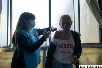 Una enfermera vacuna a María Rosa con una dosis de la vacuna Sinopharm para el COVID-19 /AP Foto /Víctor R. Caivano