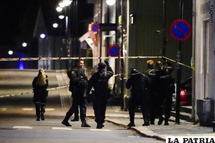 Policías en el lugar de un ataque con arco y flechas que dejó varios muertos y heridos en Kongsberg, Noruega /Hakon Mosvold Larsen /NTB Scanpix vía AP