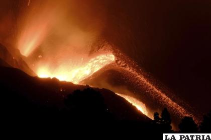 El volcán sigue vertiendo lava en la isla de La Palma /AP Foto /Daniel Roca
