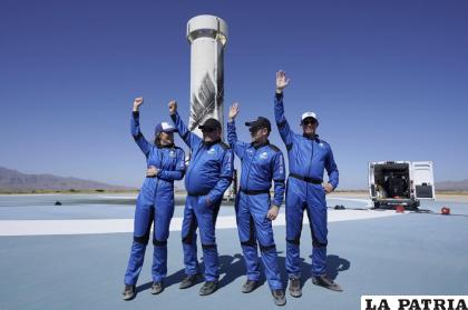 Los más recientes pasajeros espaciales del cohete New Shepard de Blue Origin, de izquierda a derecha Audrey Powers, William Shatner, Chris Boshuizen y Glen de Vries /Foto AP /LM Otero