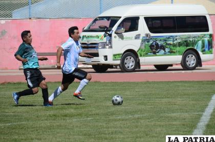 Los choferes del grupo Panteras también saben de buen fútbol /LA PATRIA