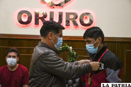 Momento en el que el Gobernador de Oruro entrega la distinción a Héctor Garibay /LA PATRIA
