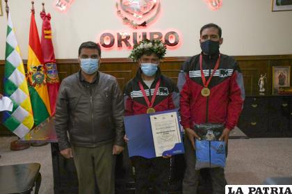 El Gobernador Jhony Vedia junto al atleta Héctor Garibay y el entrenador Marcelo Peñaranda /LA PATRIA
