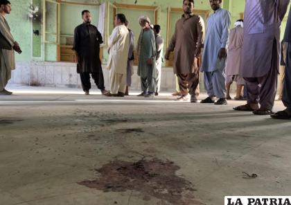 Manchas de sangre dentro de una mezquita luego de un ataque suicida con explosivos /AP Foto /Sidiqullah Khan