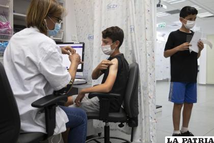 Niño recibe una vacuna de Pfizer-BioNTech contra el coronavirus /AP Foto /Sebastian Scheiner