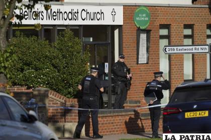 Policías armados en la escena de un apuñalamiento en la iglesia metodista de 
Belfairs, en Eastwood Road North, Leigh-on-Sea, Inglaterra /Yui Mok /PA vía AP