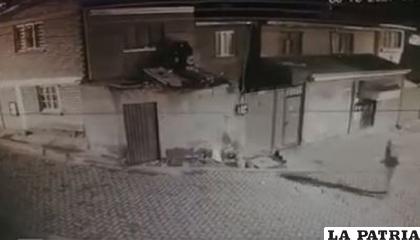 La cámara de seguridad captó el momento cuando tiró el explosivo a la casa /Captura de video