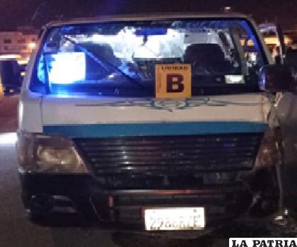 Del minibús celeste cuatro personas resultaron heridas /LA PATRIA