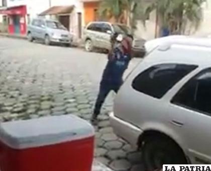 En 2019 el sujeto fue filmado cuando lanzaba una piedra a un coche /Captura de video