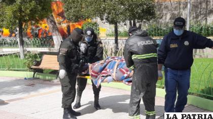 Momento del levantamiento legal del cadáver /LA PATRIA