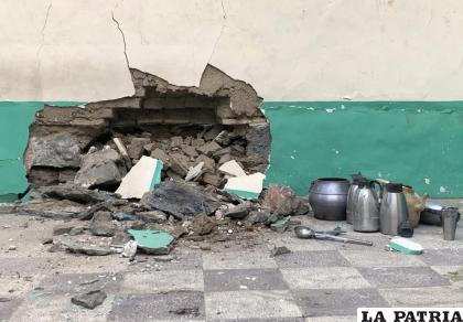 La pared de una mezquita, dañada tras un atentado suicida en la ciudad de Kandahar, en el suroeste de Afganistán /AP Foto /Sidiqullah Khan